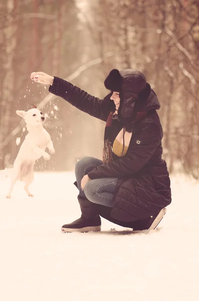 Молодая женщина играет с собакой — стоковое фото