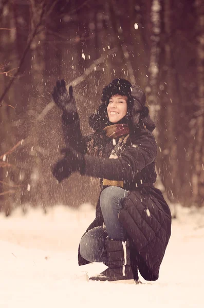 Γυναίκα παίζει με το χιόνι — Φωτογραφία Αρχείου