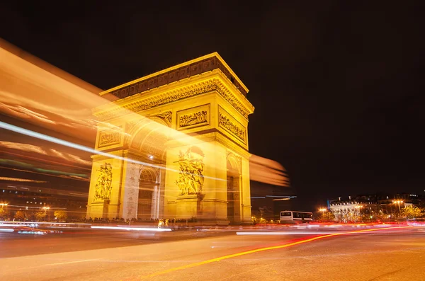 Arco del Triunfo de la Estrella en París (Francia) por la noche — Foto de Stock