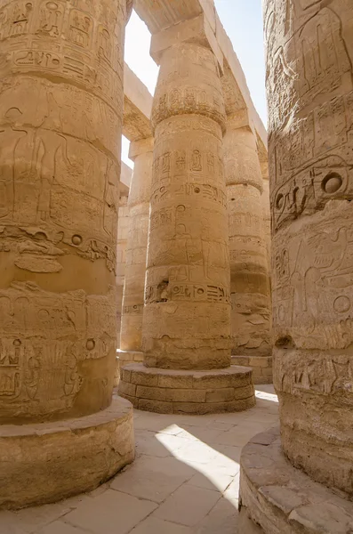 Sloupce v okrsku Amun-Re (Karnak, Luxor, Egypt) — Stock fotografie