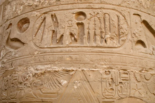Hieroglyfy v okrsku Amun-Re (chrámový komplex Karnak, Luxor, Egypt) — Stock fotografie