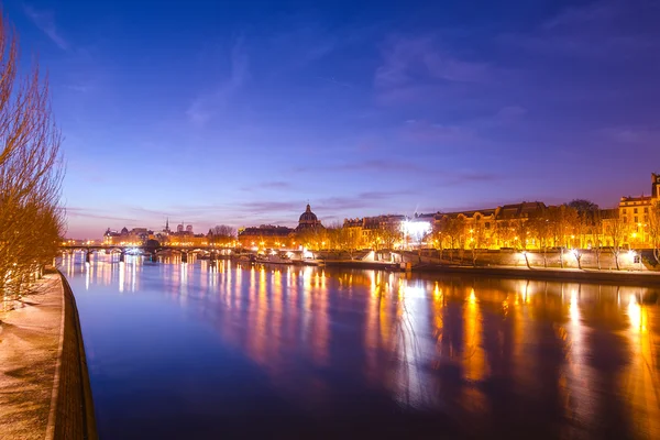 Seine rivier en de oude stad van Parijs (Frankrijk) — Stockfoto
