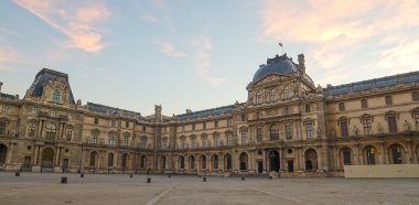 Paris 'teki Louvre Müzesi