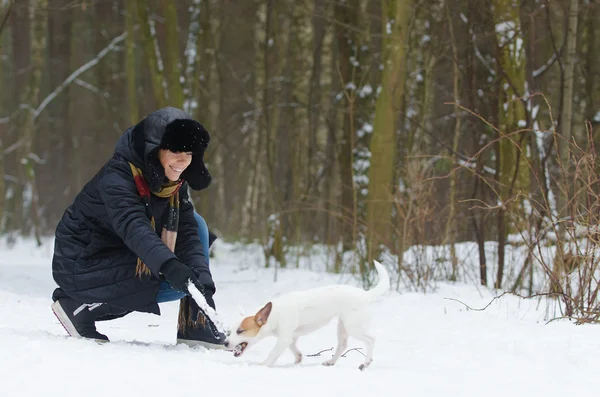 Ung kvinna leker med hund — Stockfoto