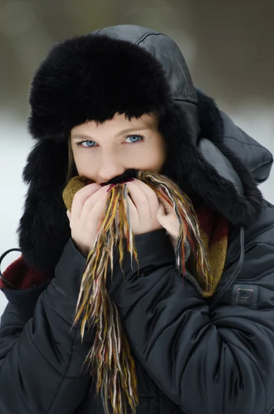 Vrouw in de winter — Stockfoto