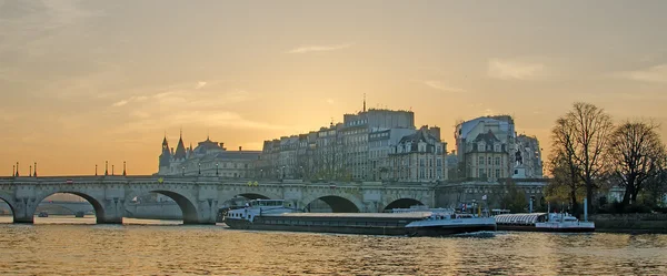 Seine rivier en de oude stad van Parijs (Frankrijk) — Stockfoto