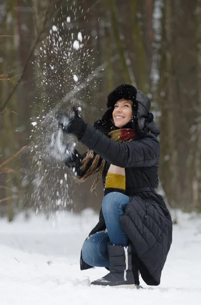 Jovem mulher brincando com neve — Fotografia de Stock