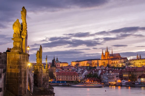 Slottet i Prag (Tjeckien), Karlsbron (Karluv) och floden Vltava — Stockfoto