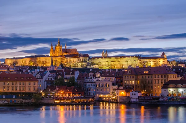 布拉格城堡 (捷克共和国) 和伏尔塔瓦河河 — 图库照片