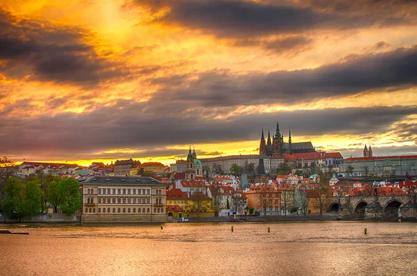 Castelo de Praga (República Checa), Ponte Carlos (Karluv) e Rio Vltava — Fotografia de Stock