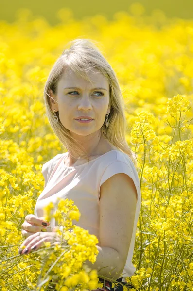 Woman in the rape field — Stock Photo, Image