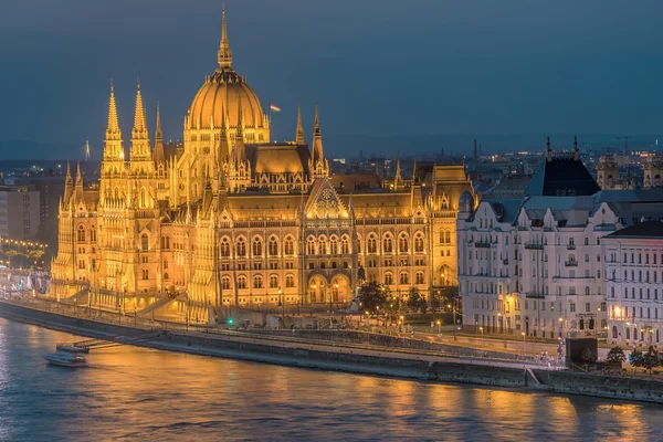 A Magyar Parlament épülete Budapesten — Stock Fotó