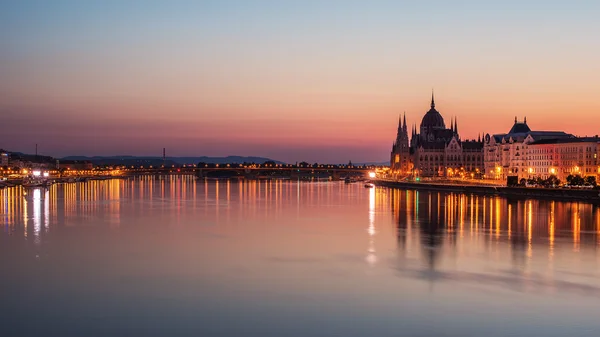 日出在布达佩斯 (匈牙利) — 图库照片