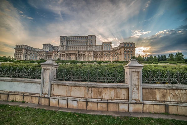 Palacio del Parlamento en Bucarest, Rumania — Foto de Stock