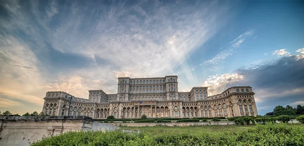 Palacio del Parlamento en Bucarest, Rumania — Foto de Stock