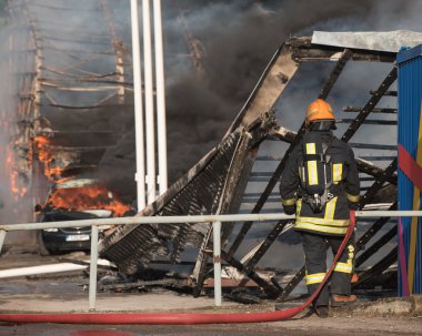 İtfaiyeciler iş başında.