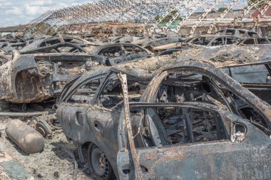 Büyük yangından sonra yanık arabalar
