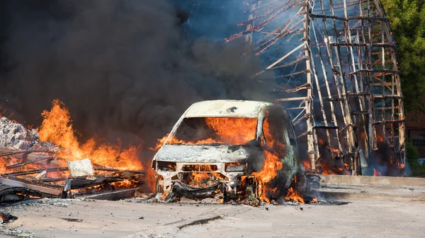 Incendio de edificios y coches —  Fotos de Stock