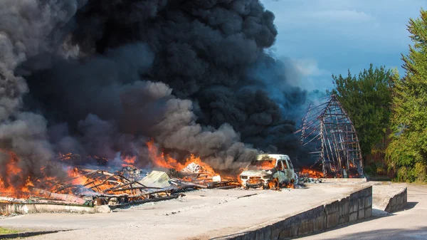 Incêndio de edifícios e carros — Fotografia de Stock