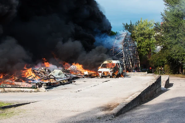 Brand i byggnader och bilar — Stockfoto