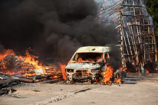 Incendio di edifici e automobili — Foto Stock