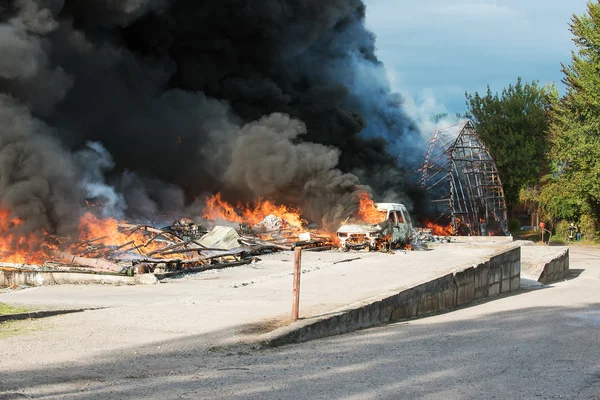 Incêndio de edifícios e carros — Fotografia de Stock