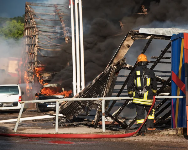 Bomberos en el trabajo —  Fotos de Stock