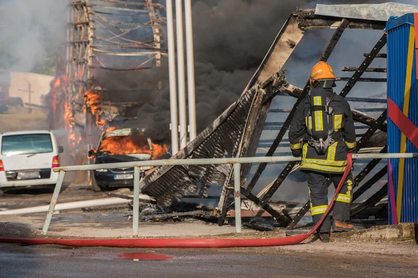 Bomberos en el trabajo —  Fotos de Stock