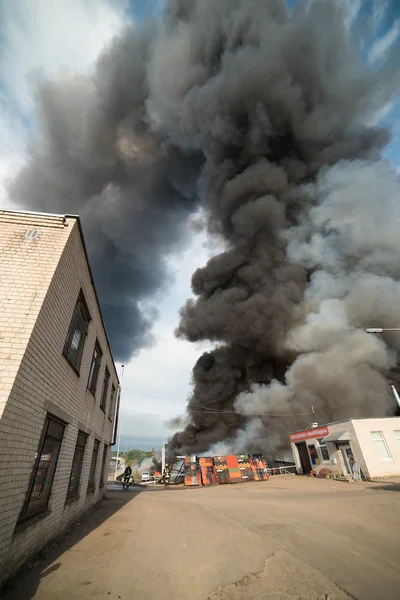 Incendie de bâtiments et de voitures — Photo