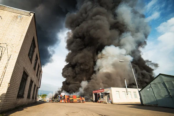 Brand i byggnader och bilar — Stockfoto