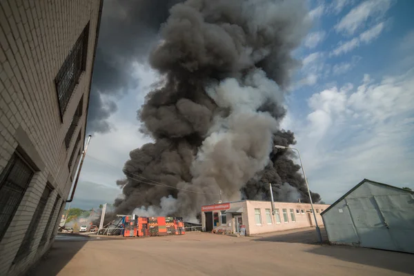 Incendie de bâtiments et de voitures — Photo