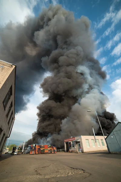 Incendie de bâtiments et de voitures — Photo