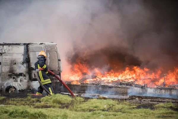 Bomberos en el trabajo —  Fotos de Stock