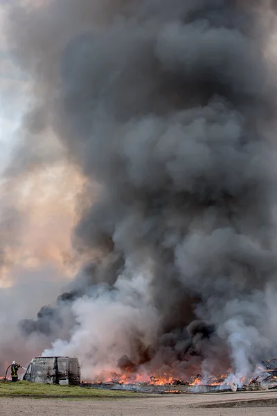 Incendio de edificios y coches — Foto de Stock