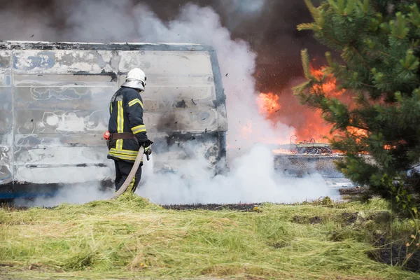 Bomberos en el trabajo —  Fotos de Stock