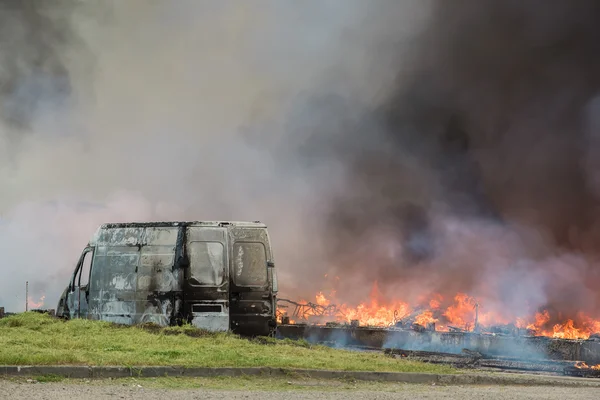 Incendio de edificios y coches — Foto de Stock