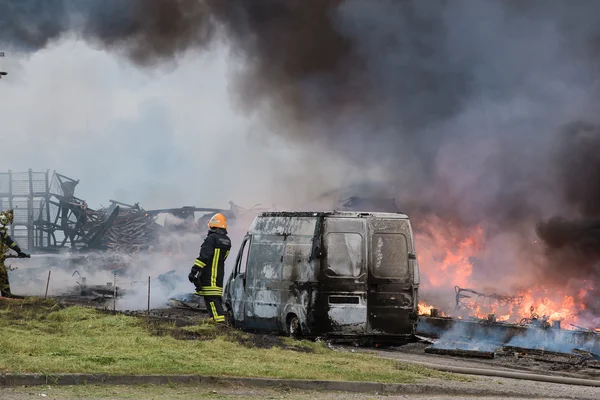 Bomberos en el trabajo —  Fotos de Stock