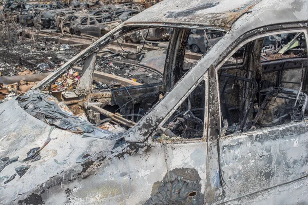 Сгоревшие машины после большого пожара — стоковое фото