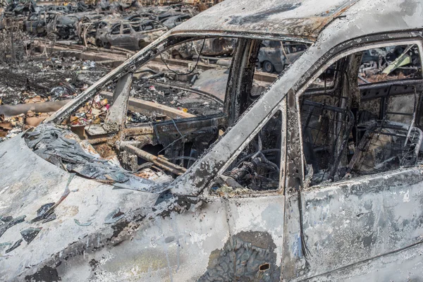 Coches quemados después de un gran incendio — Foto de Stock