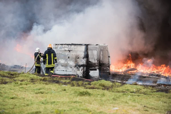 Bomberos en el trabajo —  Fotos de Stock