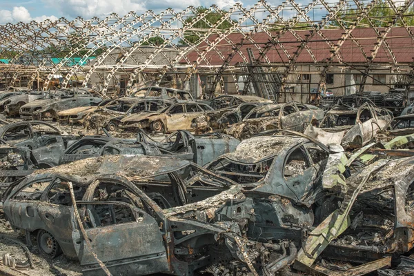 Spálené auta po obrovský požár — Stock fotografie