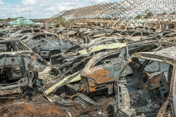 Carros queimados após enorme incêndio — Fotografia de Stock