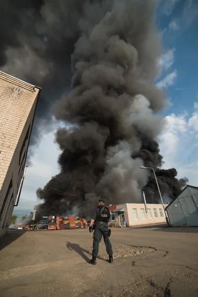 Incendio de edificios y coches — Foto de Stock