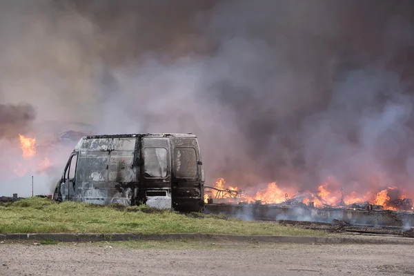 Incendio de edificios y coches —  Fotos de Stock