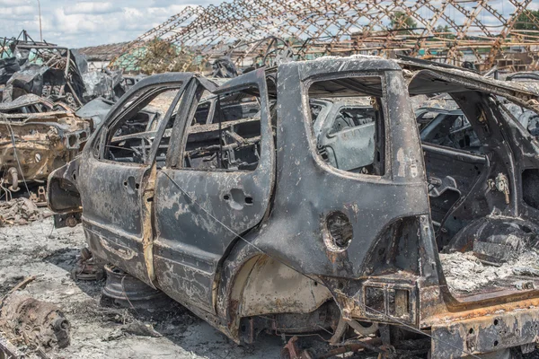 Coches quemados después de un gran incendio — Foto de Stock