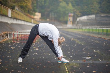 Stadyumda egzersiz kadın