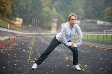 Stadyumda egzersiz kadın