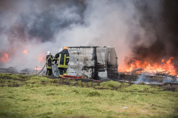 Incendio de edificios y coches —  Fotos de Stock