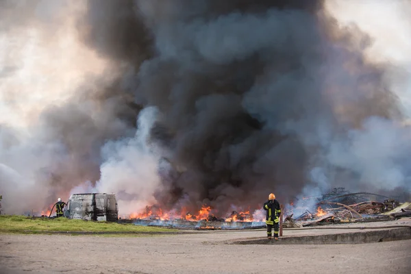 Incendio de edificios y coches — Foto de Stock