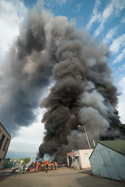 Incendio de edificios y coches — Foto de Stock